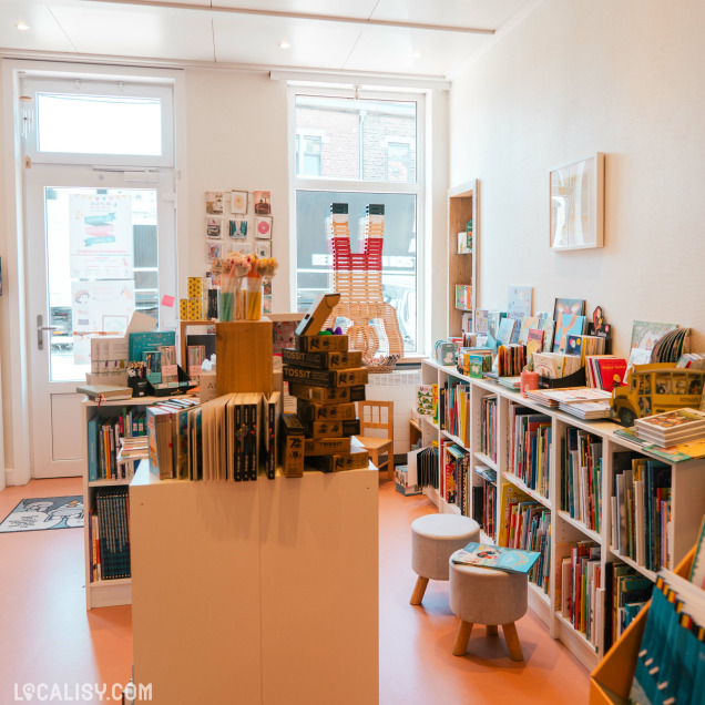 L’intérieur chaleureux de la librairie dévoile des étagères garnies, propices à la flânerie littéraire.