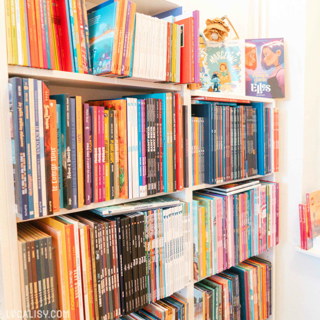 Un coin lecture cosy, parfait pour feuilleter un livre en toute tranquillité au cœur de Marquetapage.