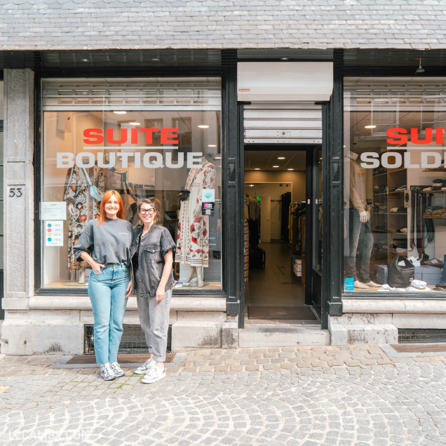 Extérieur du magasin de vêtements Au Fuseau Suite à Spa, avec une vitrine présentant les collections.