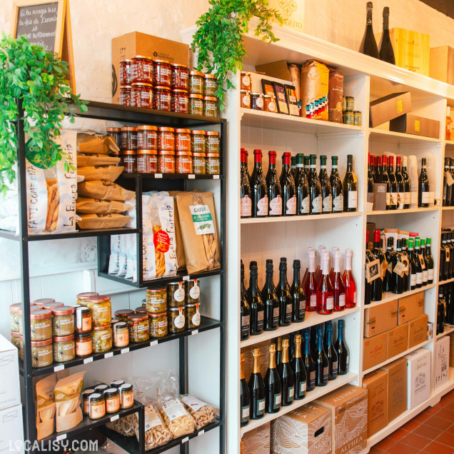 Un espace intérieur lumineux et moderne dévoile une présentation soignée de bouteilles de vin, avec une attention portée aux détails esthétiques.