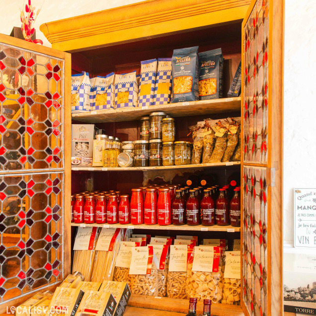 Vue d’ensemble du magasin alliant élégance contemporaine et chaleur artisanale, avec ses lignes épurées, ses matériaux nobles et sa sélection de vins exposée avec goût.