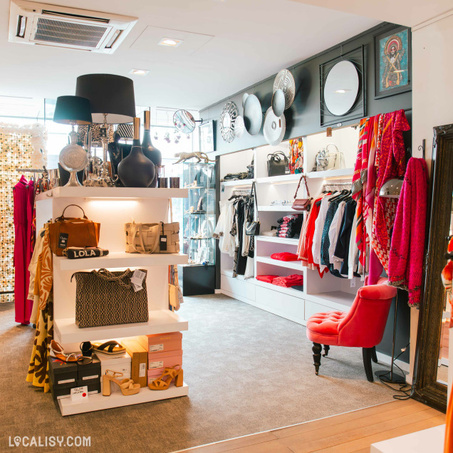 Une boutique élégante et chaleureuse, où accessoires tendance, vêtements colorés et objets déco raffinés se côtoient avec harmonie.