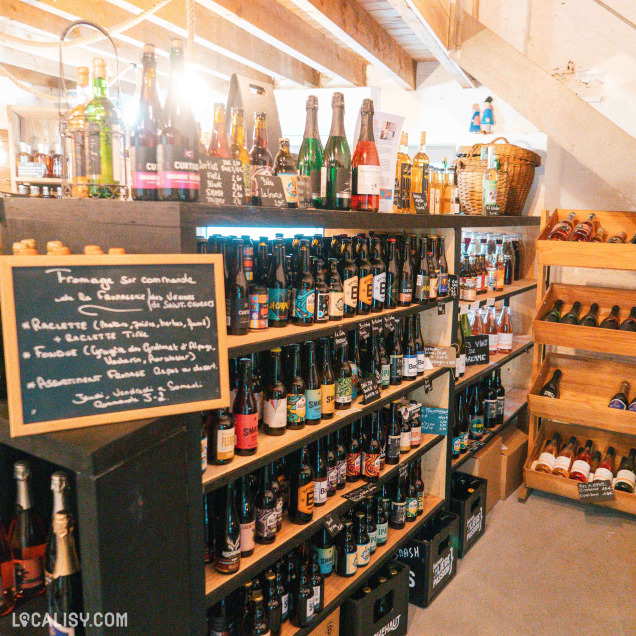 Un rayon bien garni met à l’honneur une belle sélection de bières locales et artisanales, accompagnée de produits du terroir à savourer sur commande.