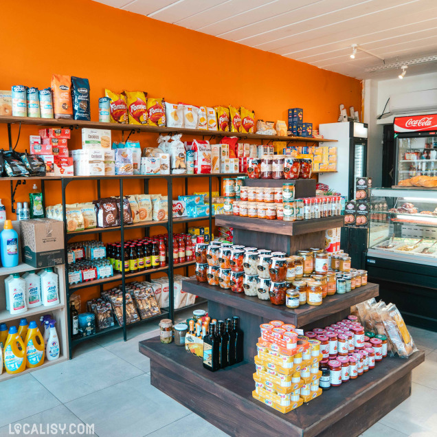 Rayons de produits d'épicerie italienne et de conserves dans la boutique Les délices de Maria à Huy.