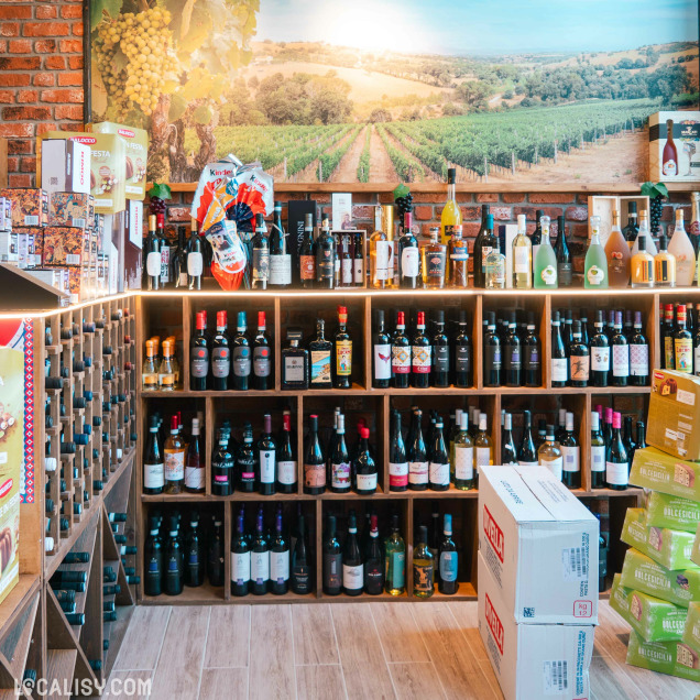 Cave à vins et spiritueux dans l'épicerie italienne Les délices de Maria à Huy.