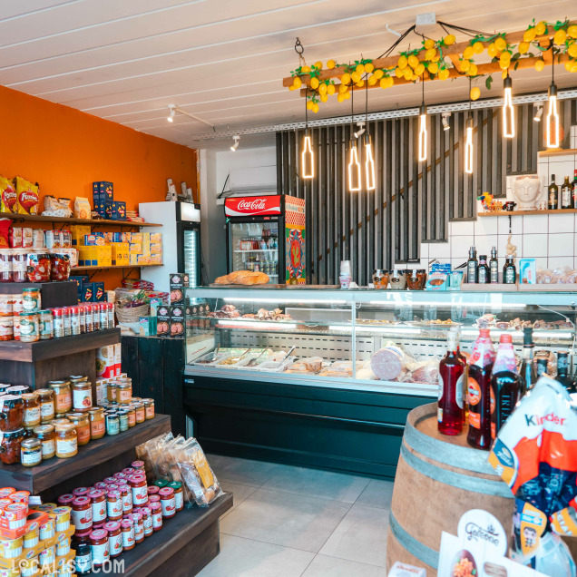 Comptoir de charcuterie et fromages frais dans l'épicerie italienne Les délices de Maria à Huy.
