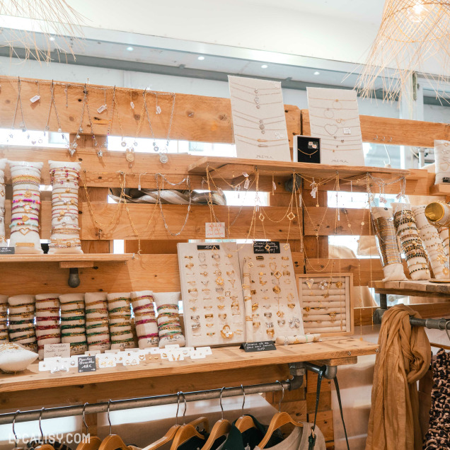 Gros plan sur un présentoir de bijoux, bracelets et colliers, dans le magasin de vêtements Native Boutique à Huy.