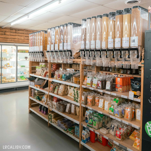 Rayon de produits en vrac et d'aliments emballés dans le magasin d'alimentation bio Bio, dis-moi à Tihange.