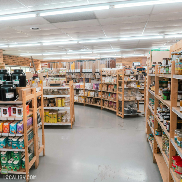 Allées du magasin bio Bio, dis-moi à Tihange, montrant des produits en vrac et des étagères d'épicerie.