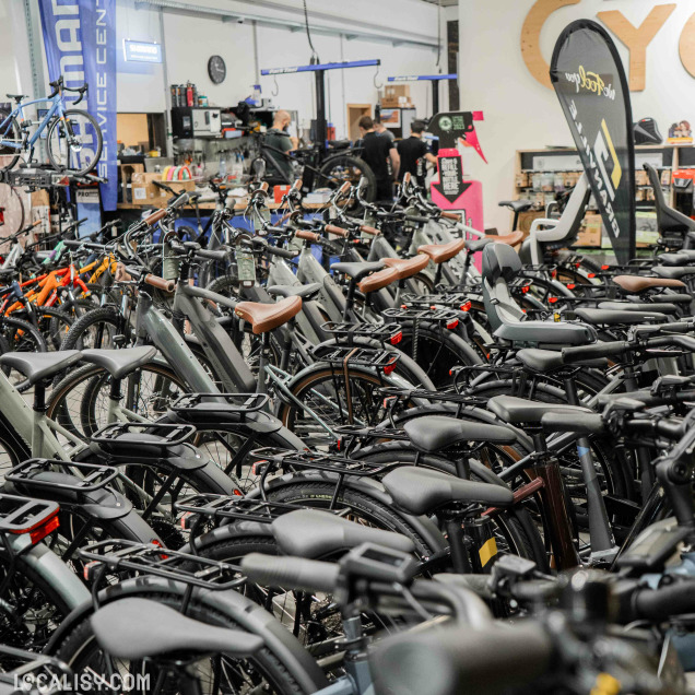 L’intérieur spacieux du magasin présente différents types de vélos ainsi que des accessoires de cyclisme.