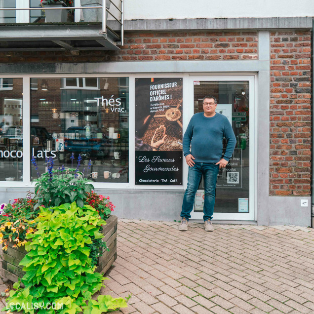 Comptoir élégant présentant biscuits artisanaux et thés en vrac, accompagné d’accessoires pour la dégustation.