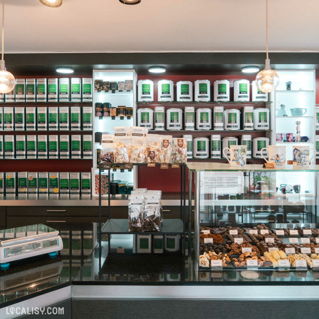Façade de la boutique Les Saveurs Gourmandes, avec son gérant devant l’entrée.