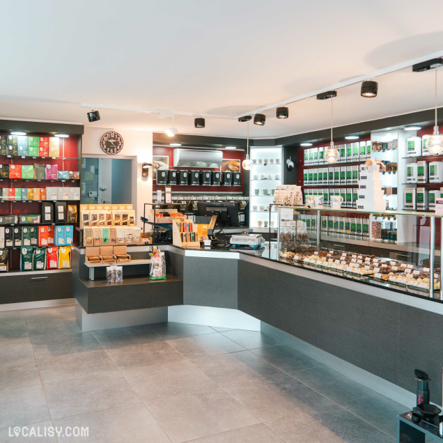 Vue générale de l’intérieur moderne et lumineux, combinant chocolaterie, thés et cafés.