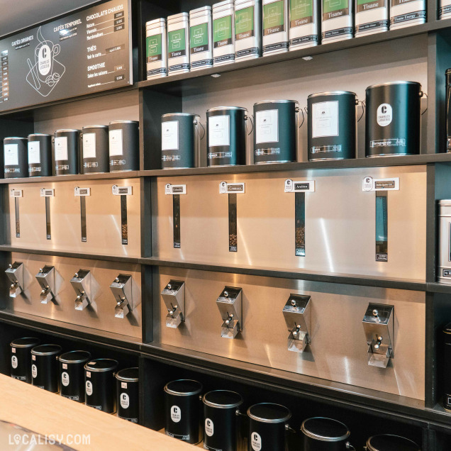 Mur de distribution de cafés en vrac, avec une sélection variée de grains fraîchement torréfiés.
